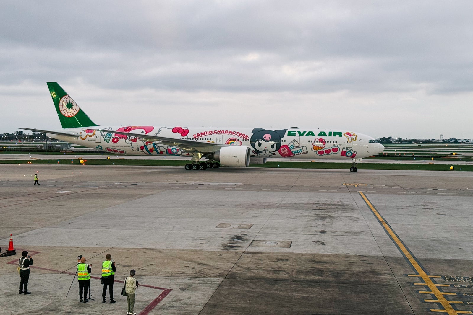 EVA Air Unveils Hello Kitty Jet in Chicago with Spectacular Inflight Experience