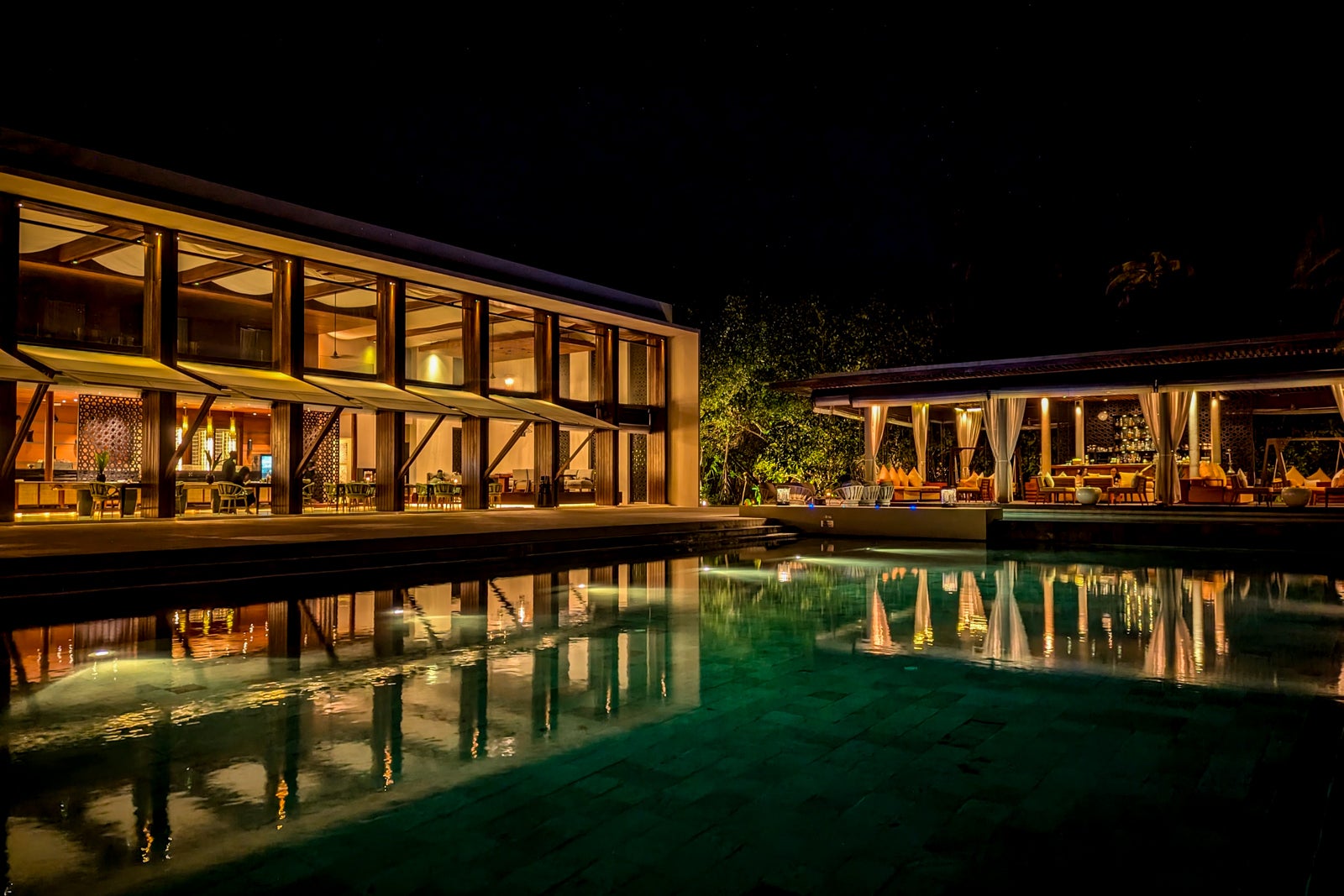 Park Hyatt Maldives The Dining Room at night