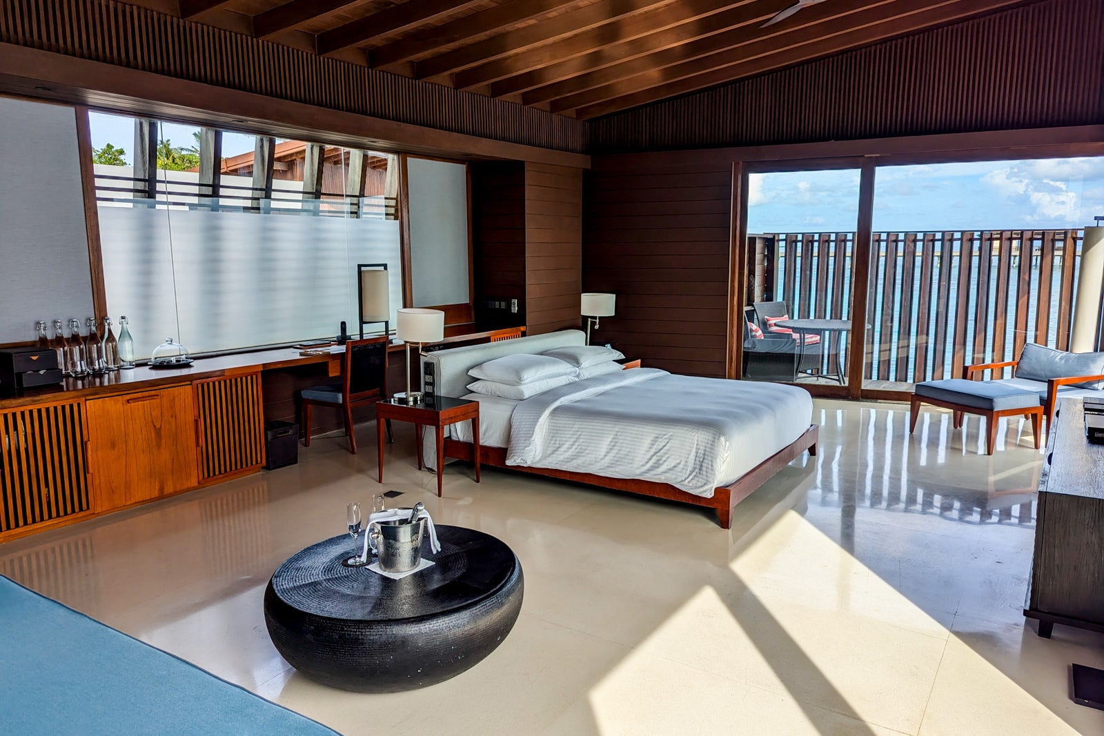 Park Hyatt Maldives desk