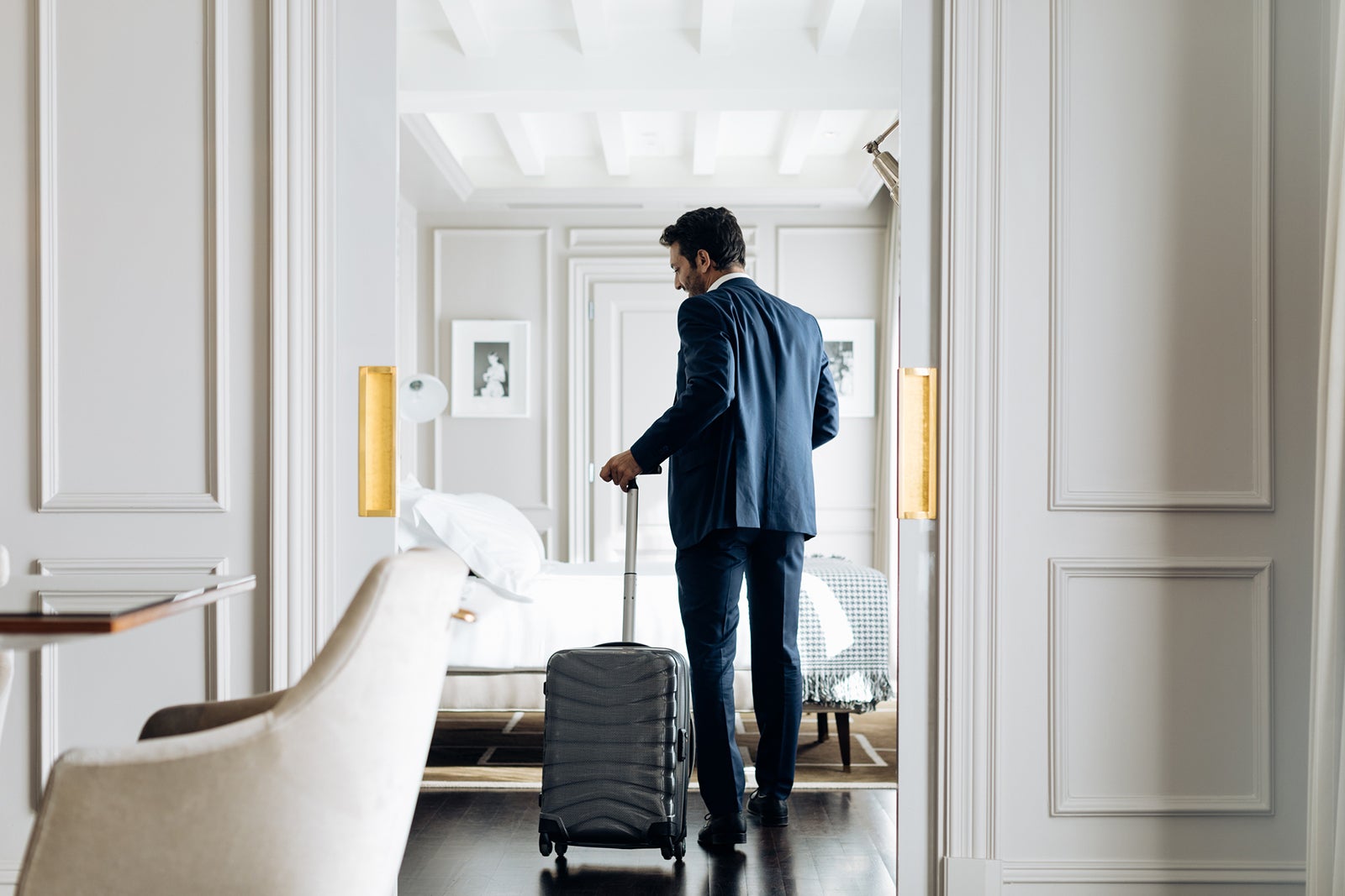 Homem faz check-in em um quarto de hotel