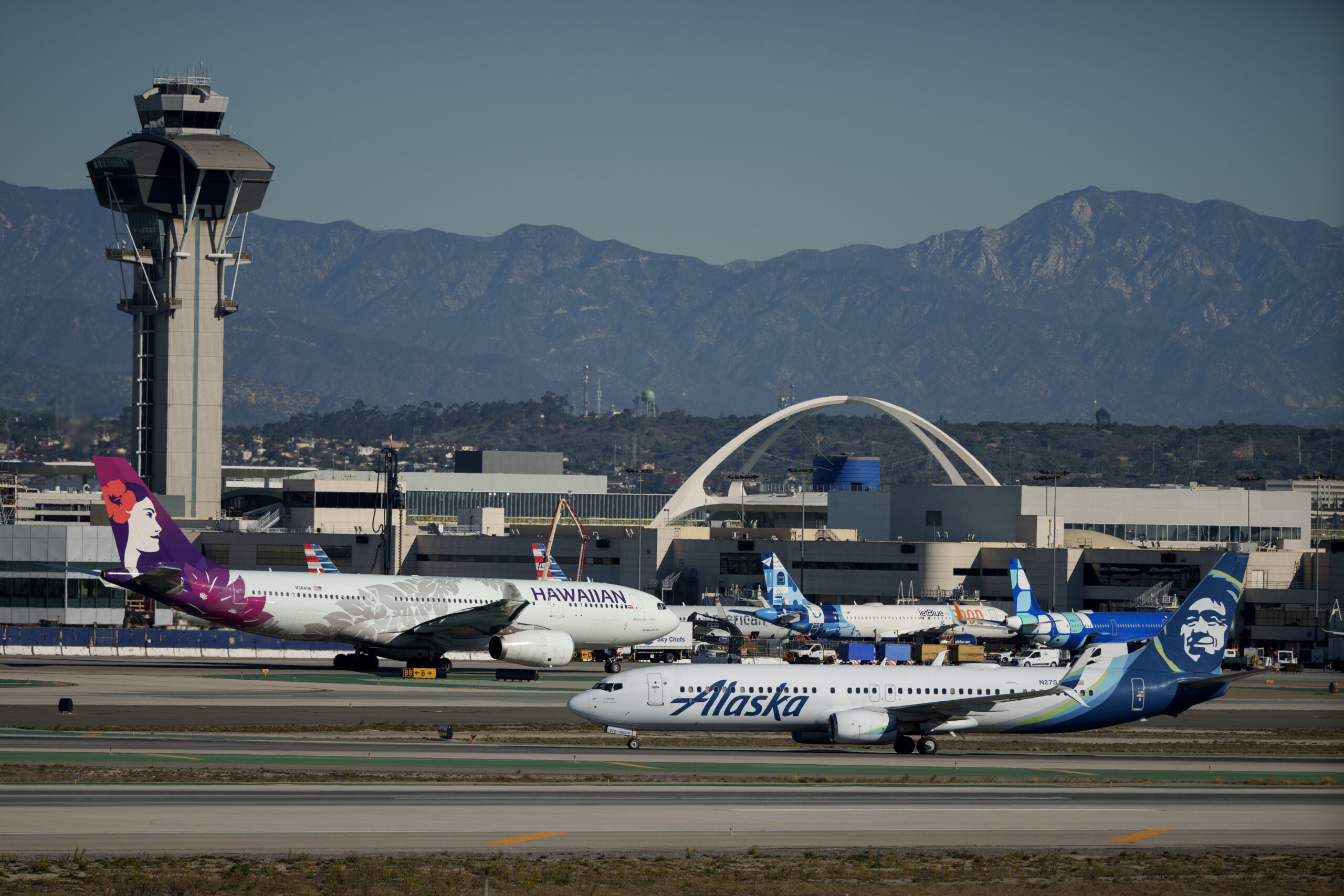 Alaska and Hawaiian planes