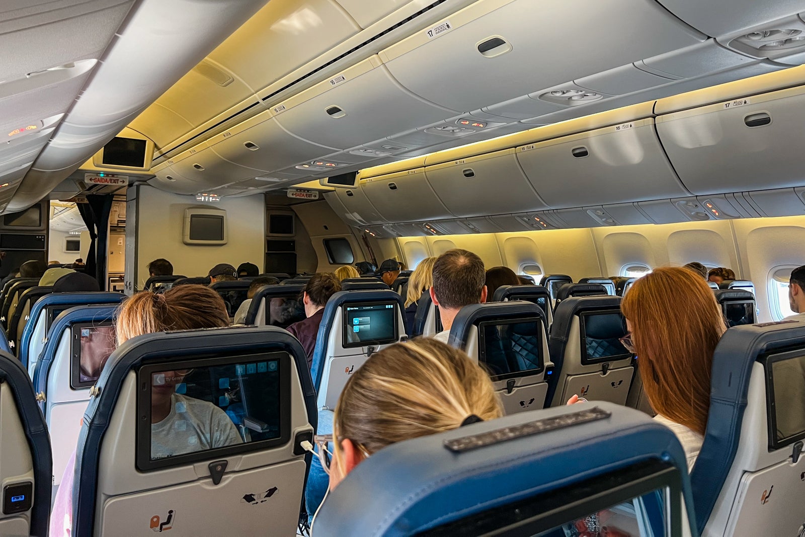 Semi-full Azores Airlines economy cabin JFK-FNC