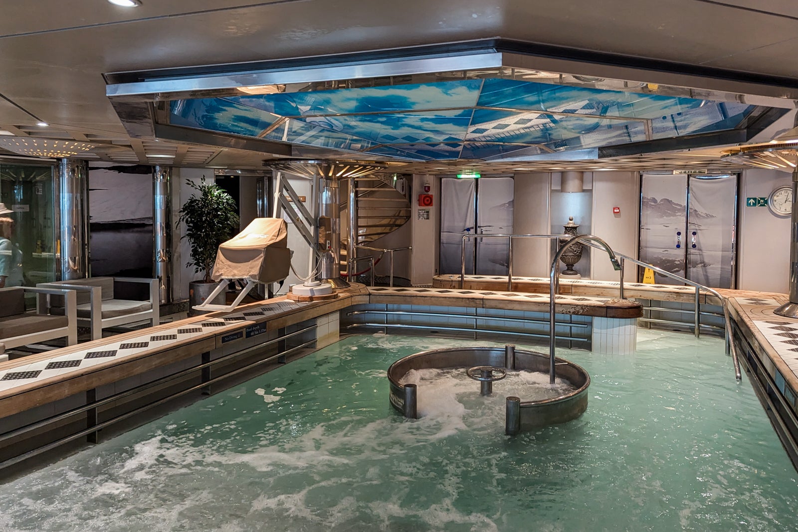 Spa pool on Eurodam.