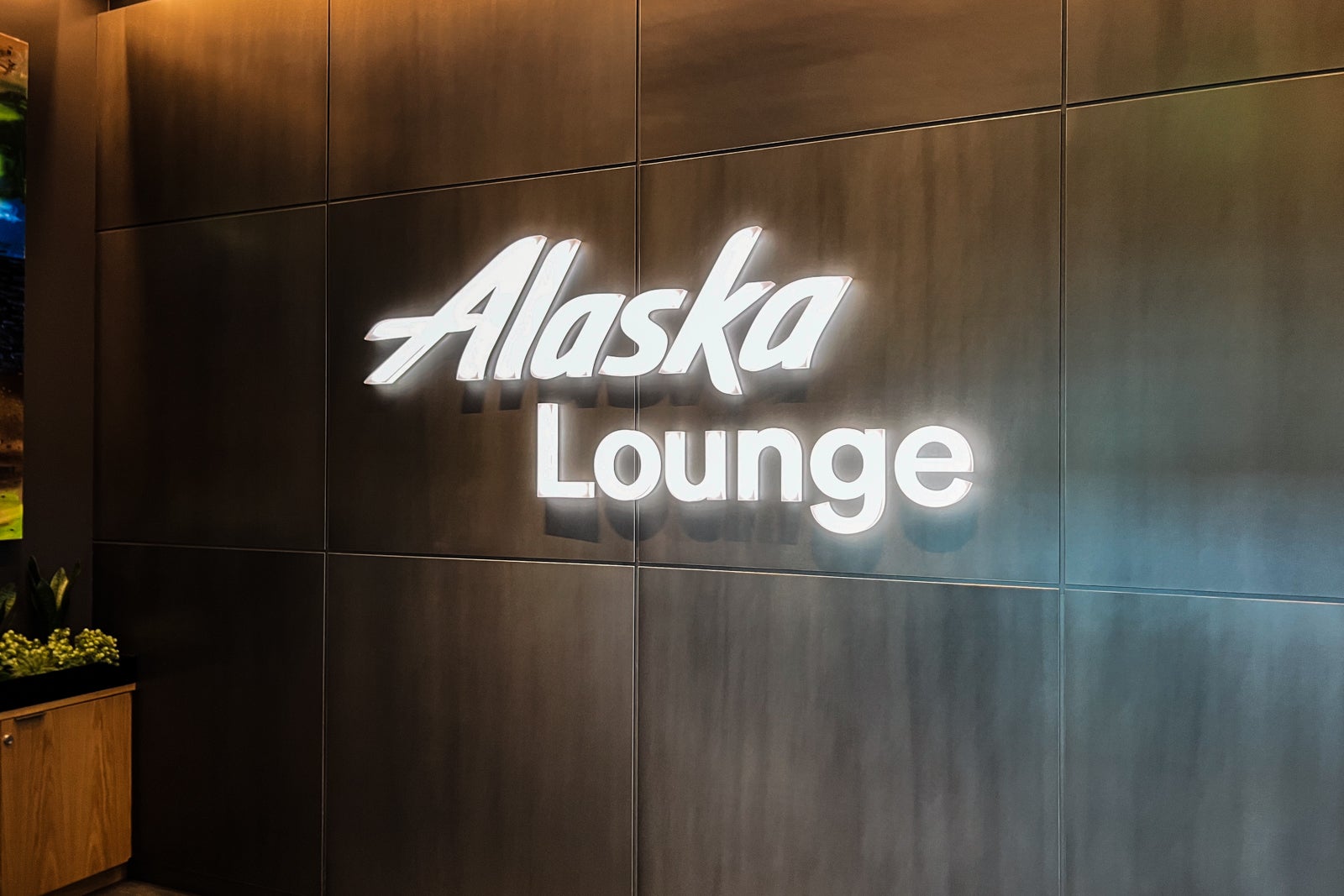 sfo lounge alaska