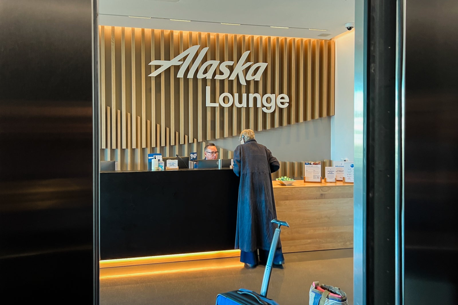 sfo lounge alaska