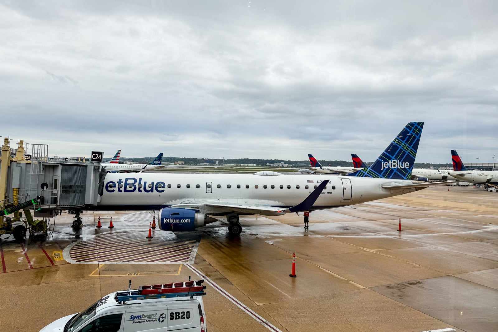 A JetBlue Embraer 190 at Ronald Reagan Washington National Airport (DCA).