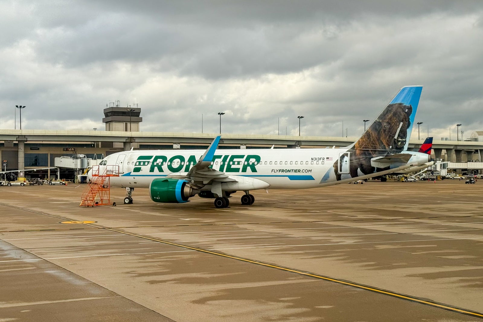 Southwest under siege? Frontier tries to poach flyers with free-bag deal