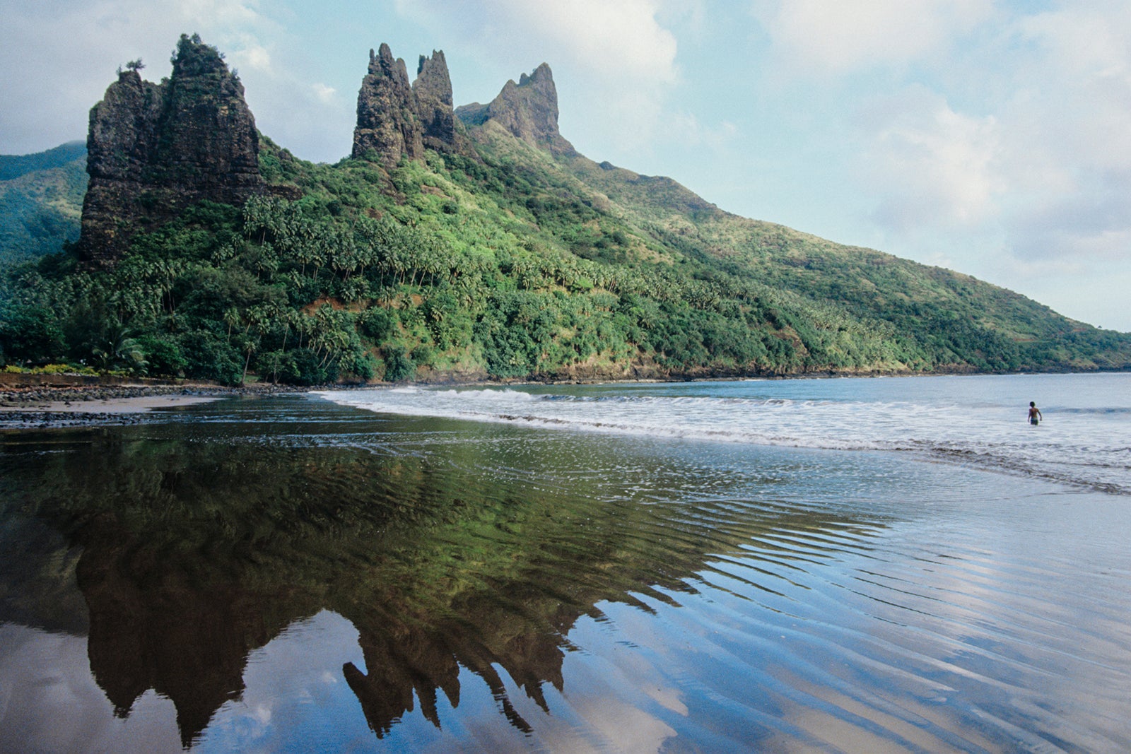 Marquesas, Nuku Hiva, swimmer in lagoon