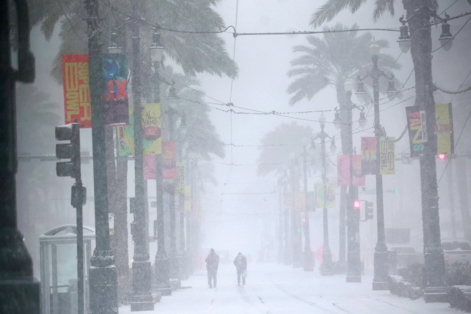 Blizzard warnings hit Gulf Coast: Flight cancellations top 2,600 into Wednesday