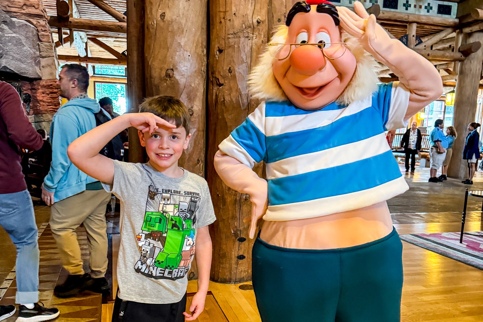 child meeting character at disney hotel