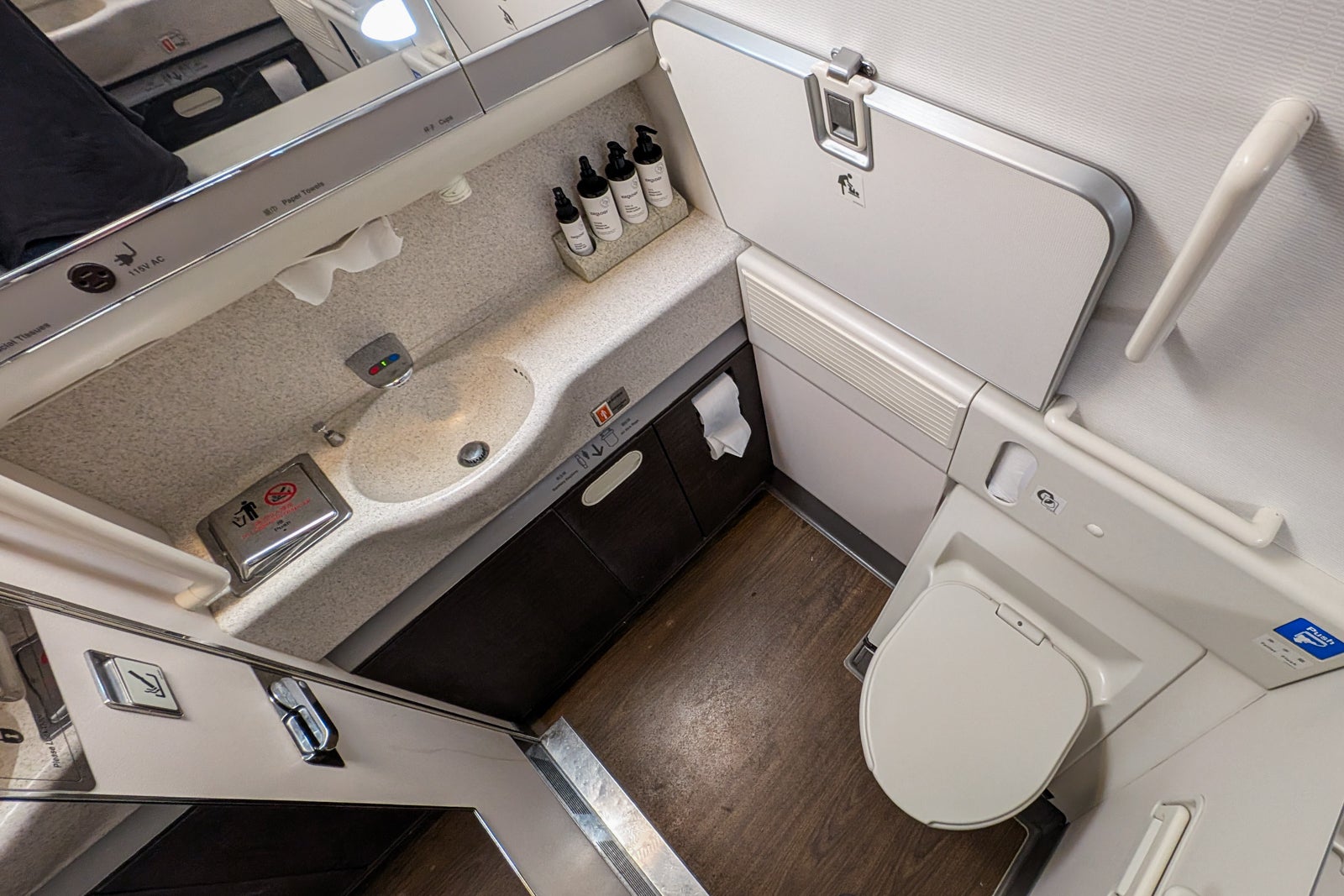 EVA Air 777 business class bathroom