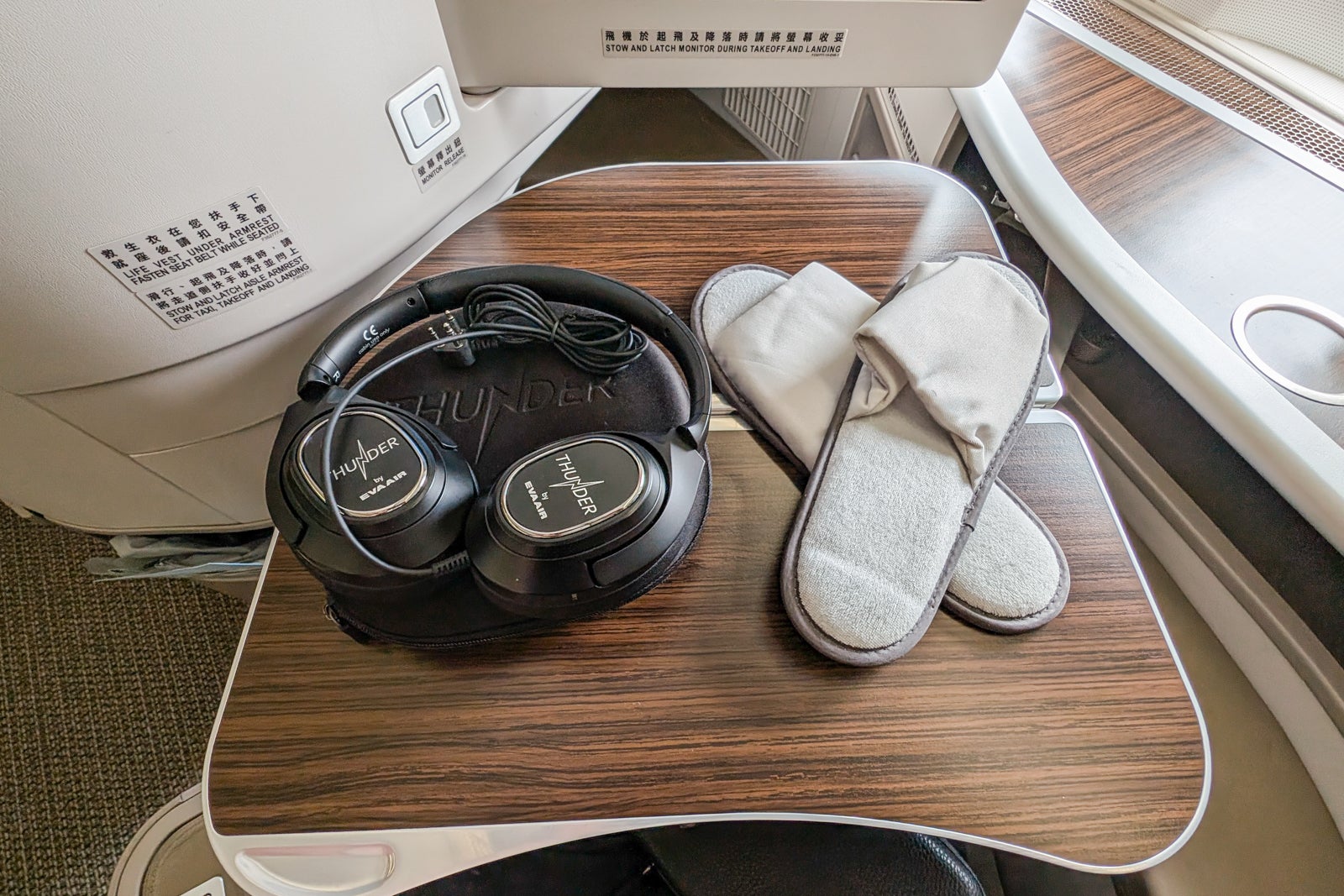 EVA Air 777 business class amenities