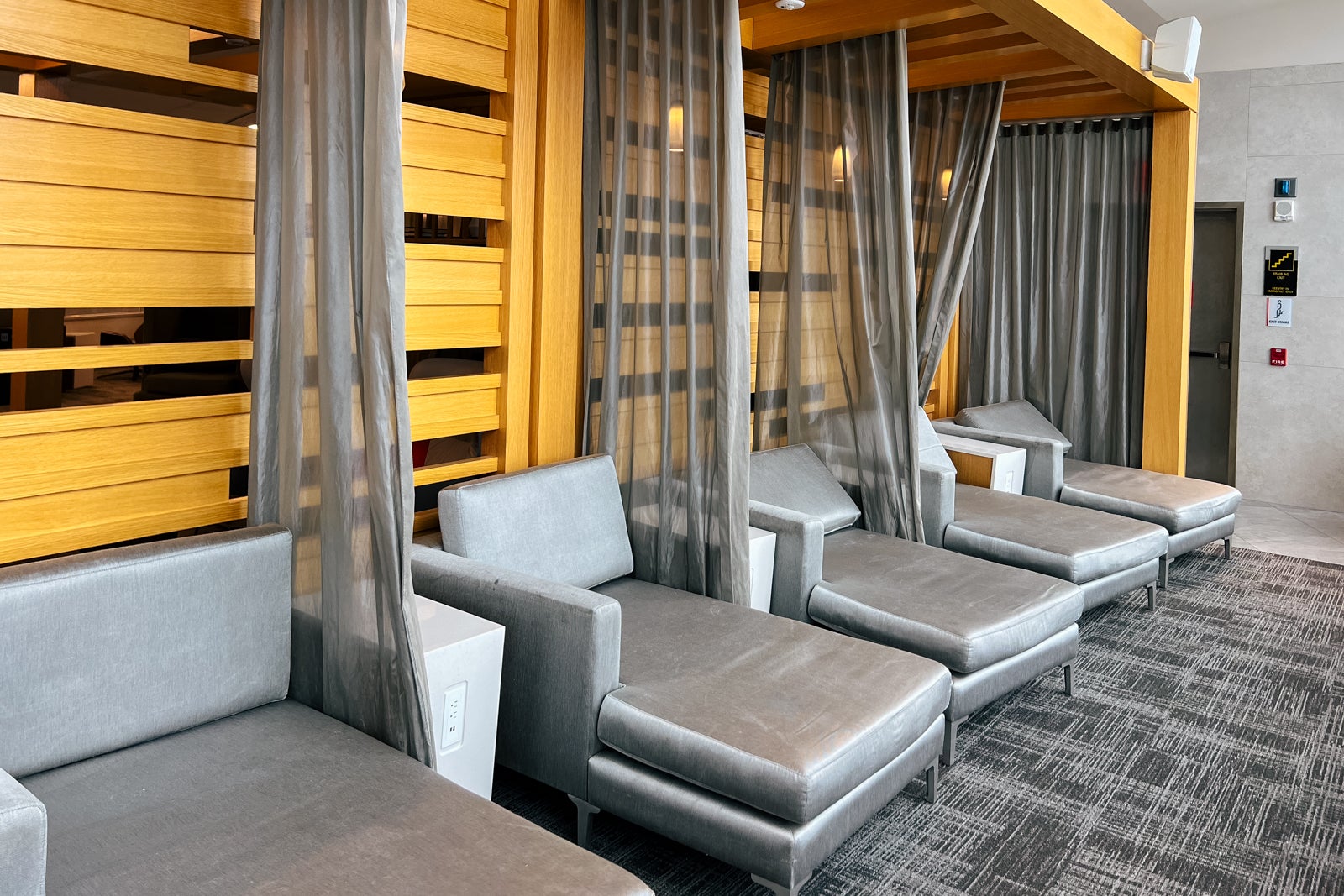 admirals club laguardia