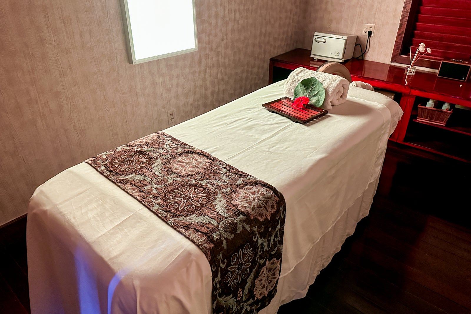 Hermitage Bay massage table