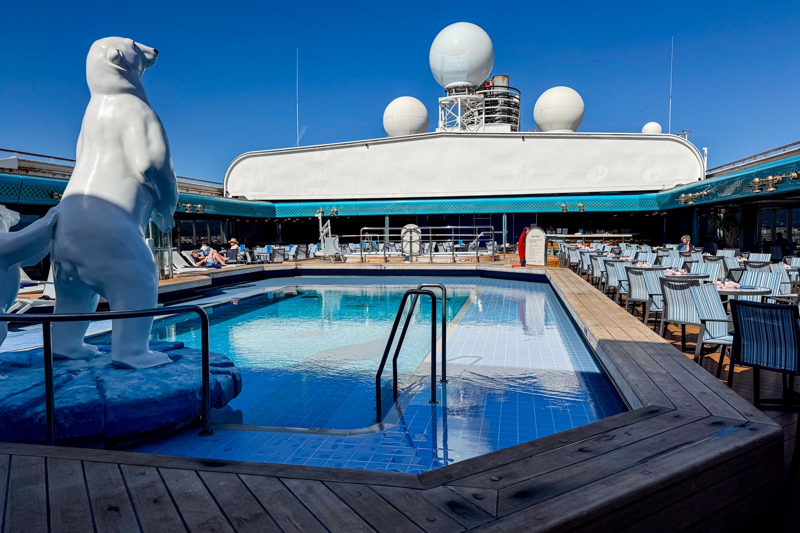 pool HAL Grand World Voyages